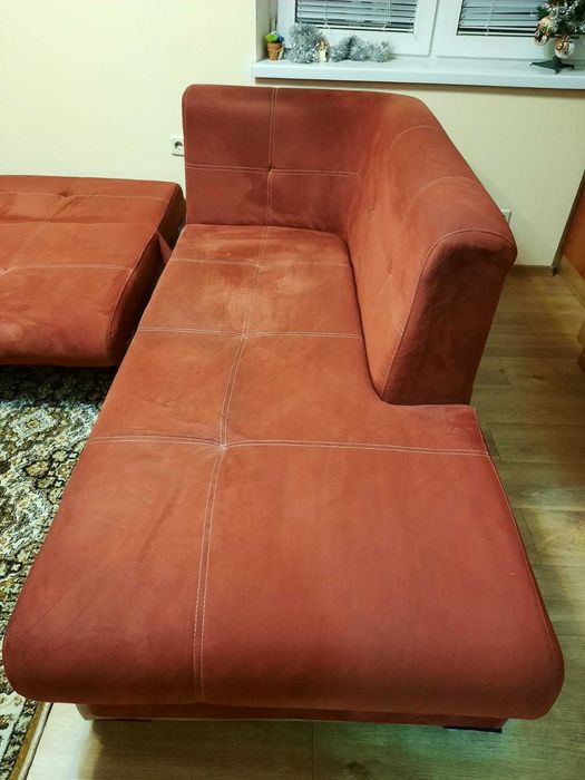 Ъглов диван в керемидено червено с функция сън и ракла