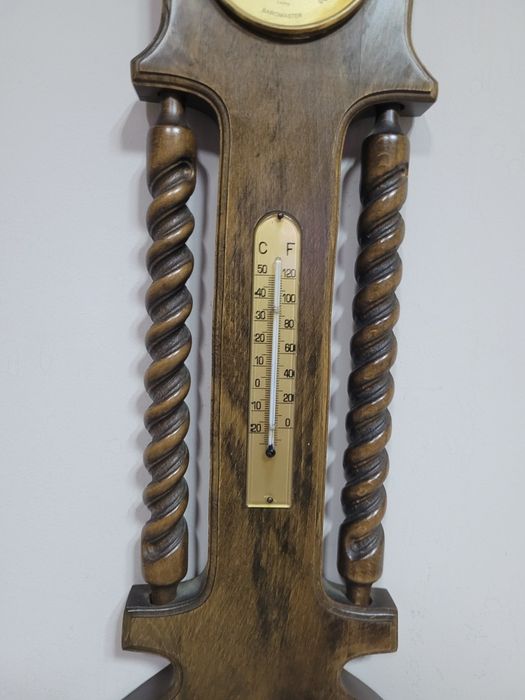 Дървен стенен часовник