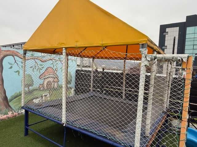 Trambulină profesională 3x3 m – stare excelentă / foarte rezistentă