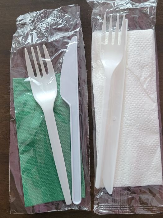 Vând ieftin tacâmuri din plastic: furculite, cutite, linguri