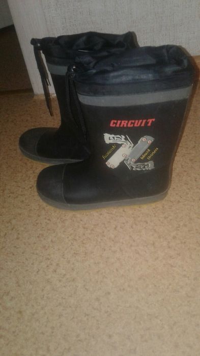 Продам резиновые сапожки.