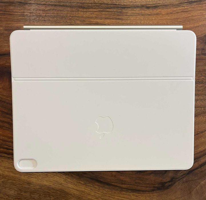 Продавам НОВA Magic Keyboard бяла за Apple Ipad 13 AIR (M4)