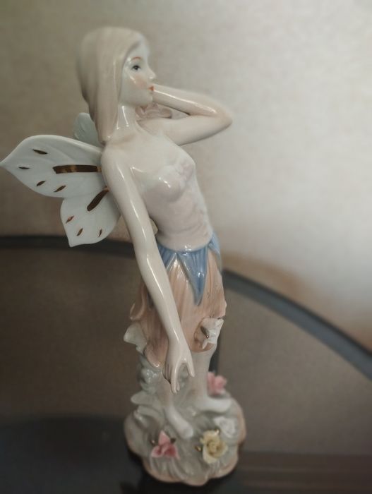 Продам фарфоровую статуэтку