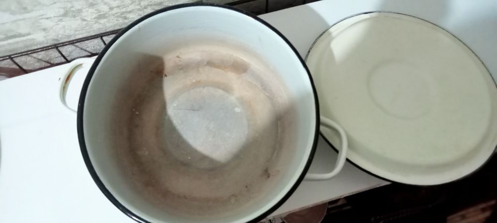 Продам эмалированную кастрюлю