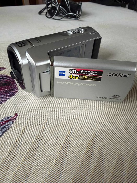 Sony Handycam DCR-SX30 – cameră video + card de memorie 4 gb