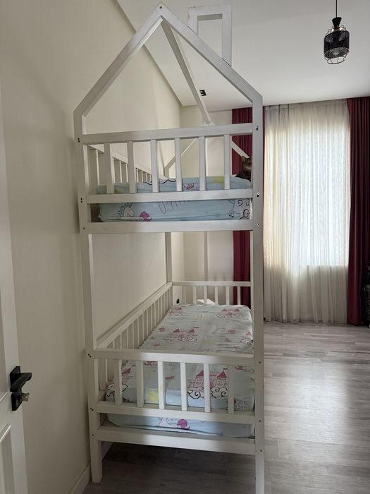 Продается двухярусная  детская кровать с ортопедическими матрасами