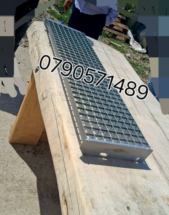 Trepte zincate galvanizate cu prindere pe suruburi