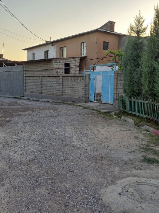 Uy sotiladi Qibray uzumzor mahallasida