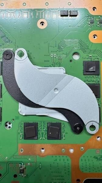 PS4 PRO 1TB + 2 Dualshocks (ORIGINAL) + 2 DISKS