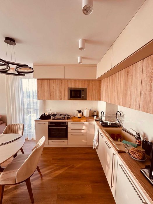 Дава се под наем Двустаен апартамент в Бургас, Изгрев - 98 кв.м за 890 € - Снимка #1