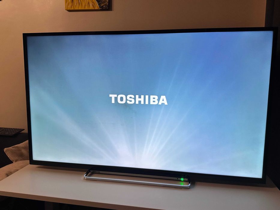 Смарт телевизор Toshiba 49" (2019) - отлично състояние