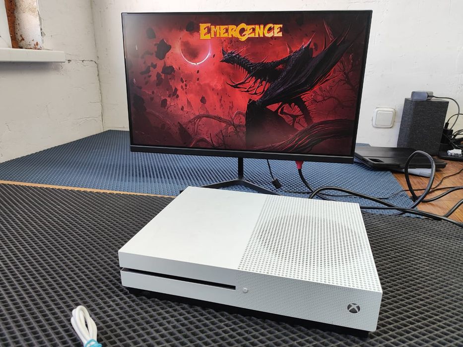 XBOX ONE S/геймпад оригинал/состояние хорошее/дисковод тихий.
