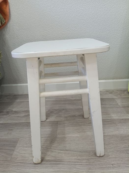 Табуретки белые срочно
