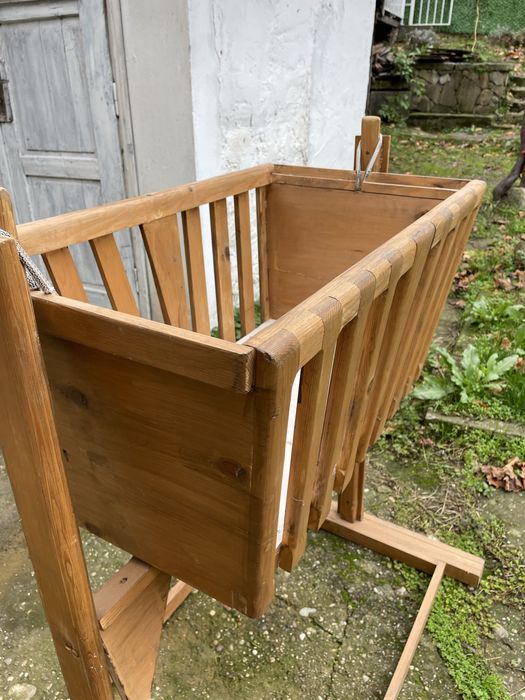 Бебешка люлка дървена