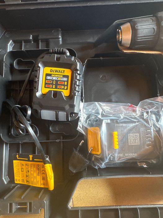 NOU, Mașină de găurit cu 2 acumulatori Dewalt DCD777S2T