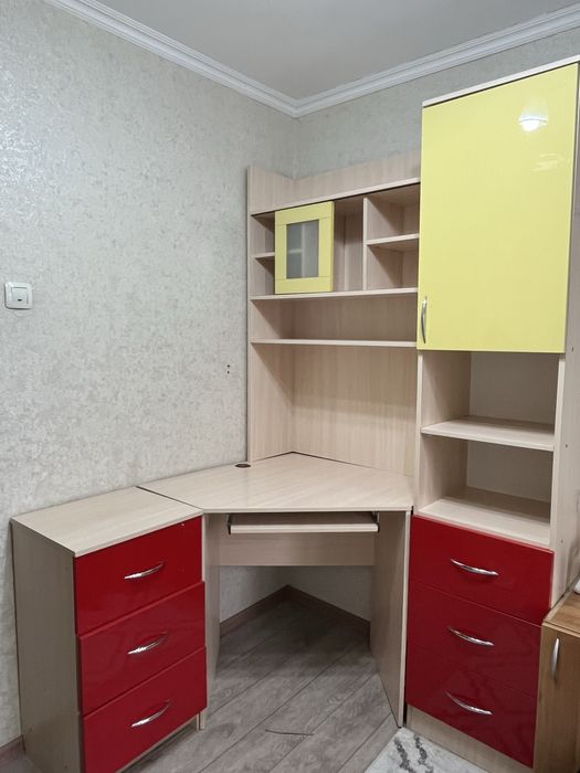 Угловой письменный стол со шкафом и ящиками