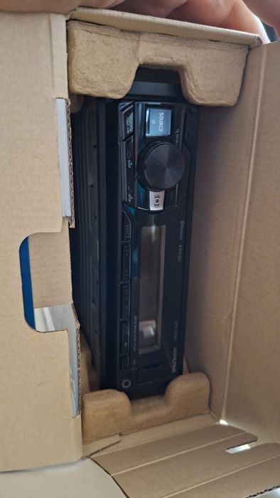 Radio cu Usb și Bluetooth Alpine UTE - 200 BT