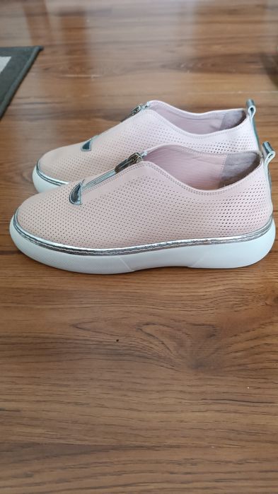 Продам турецкие кроссовки