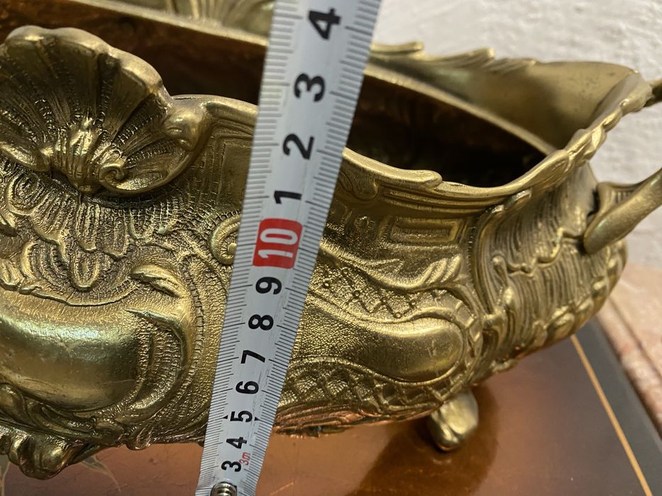 Голяма френска кашпа от масивен месинг барок