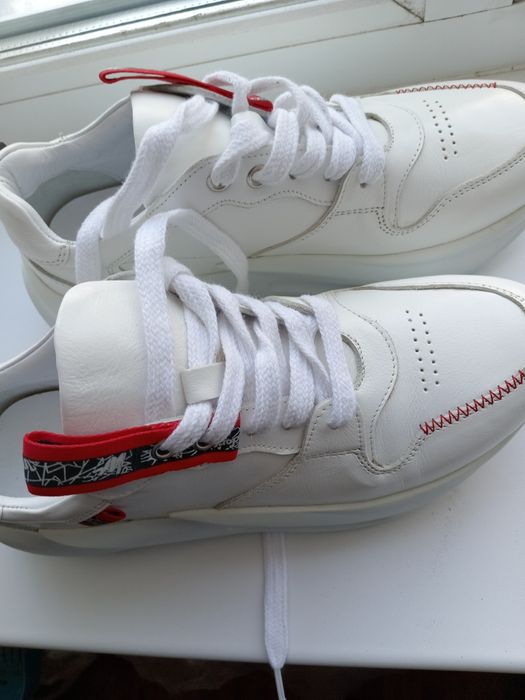 Продам белые кожаные кроссовки