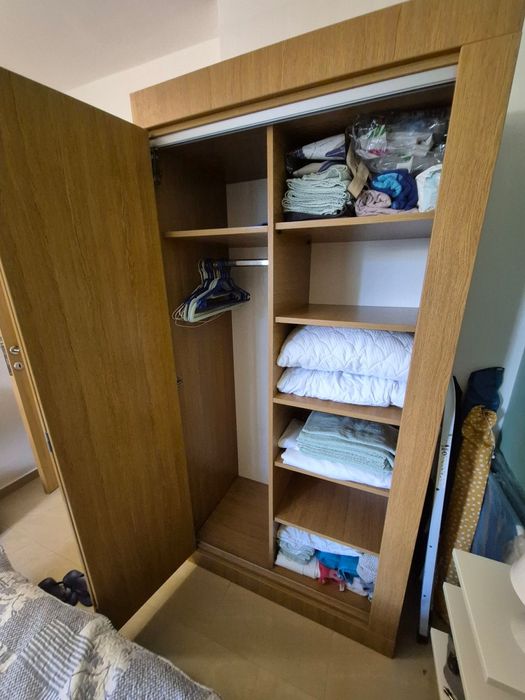 Гардероб с широка рамка и рафтове