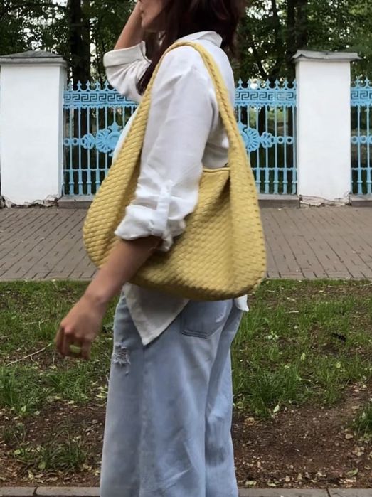 Плетеная желтая сумка