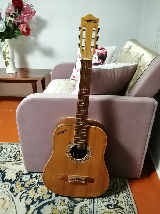 Продам гитару акустическую  "Маха".