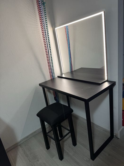 Vand masa cu oglinda make up si scaun