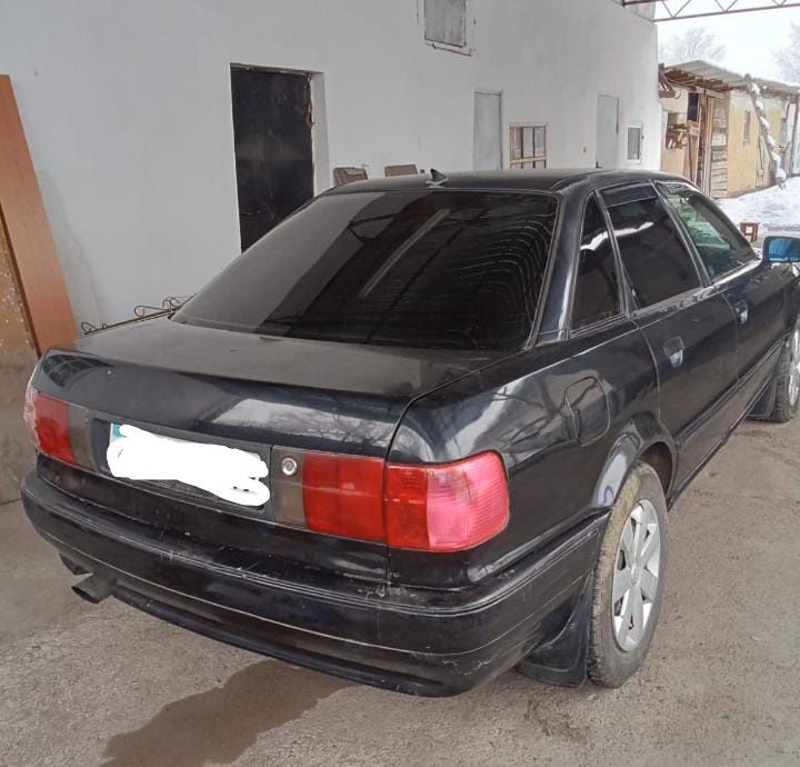 Легковая Ауди 80