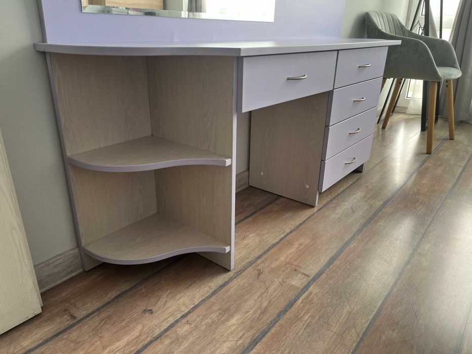 Тоалетка с огледало