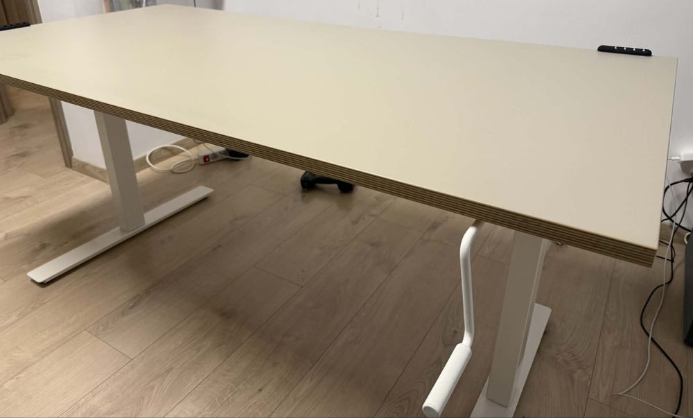 Vand birou bej/alb Ikea cu inaltime reglabila manual Trotten