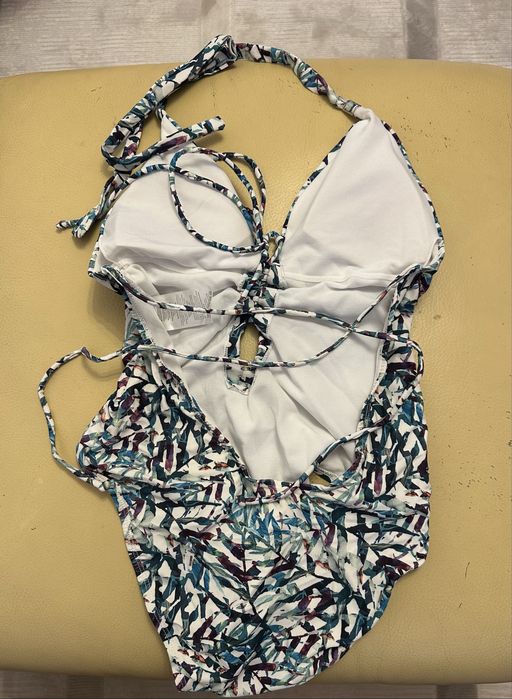 Costum de baie întreg KVL, marime S,model tropical elegant, stare foarte bună