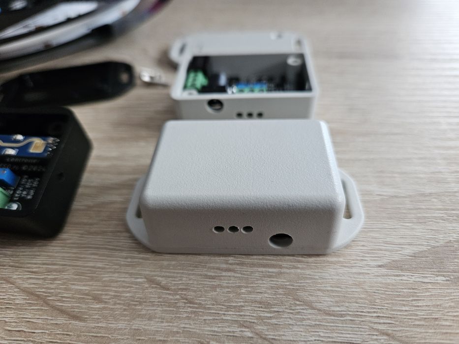 Controller banda LED digitala, WiFi, IR, senzor prezenta mmWave, ESP32