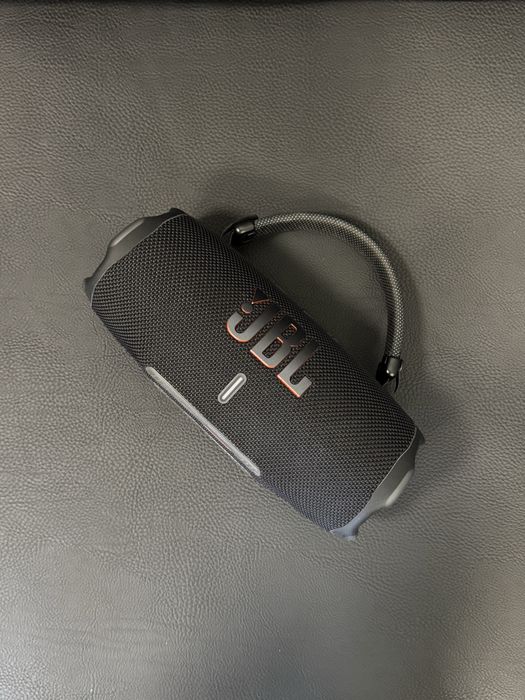 Продавам отлична JBL CHARGE 6
