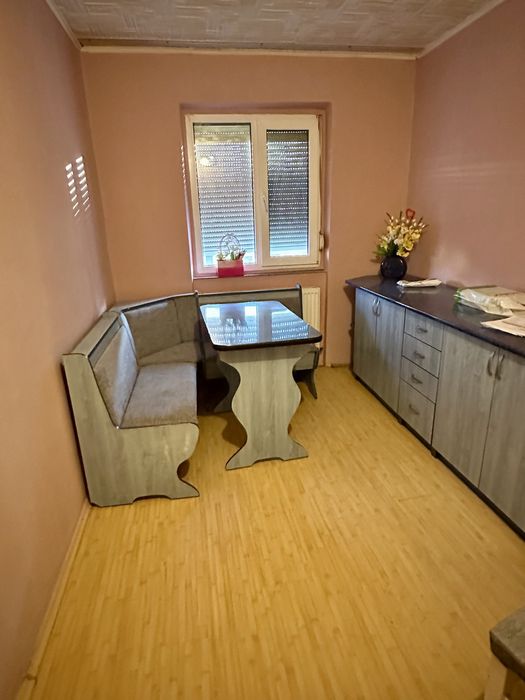 Apartament semidecomandat, etajul 3/4, situat intr o zona foarte linistita, in centrul Salontei. Mai multe detalii in descriere