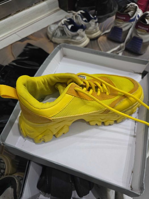 Отдам женскую подрастковую обувь