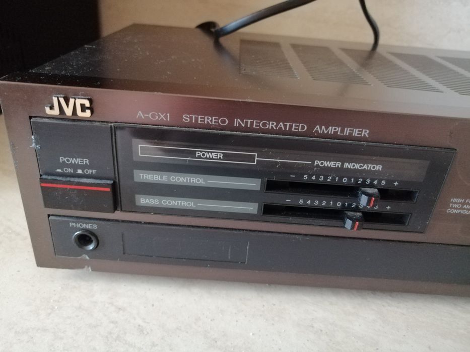 Ретро усилвател JVC