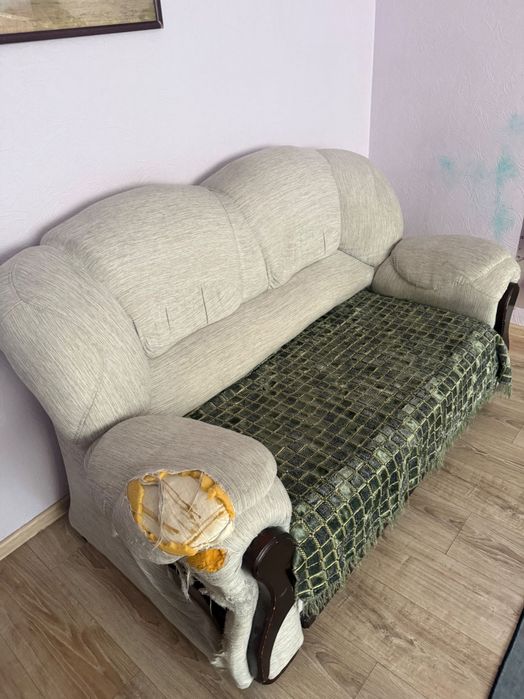 Диван, стол деревянный