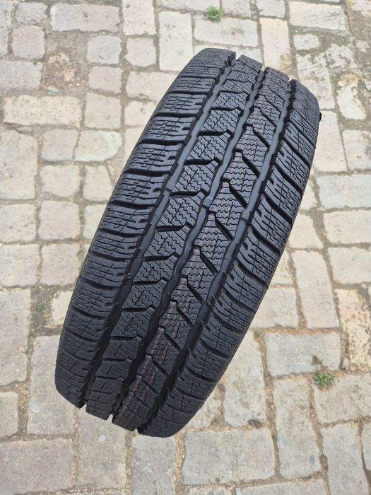 O bucată 215/65 R16C M+S iarnă - una Continental