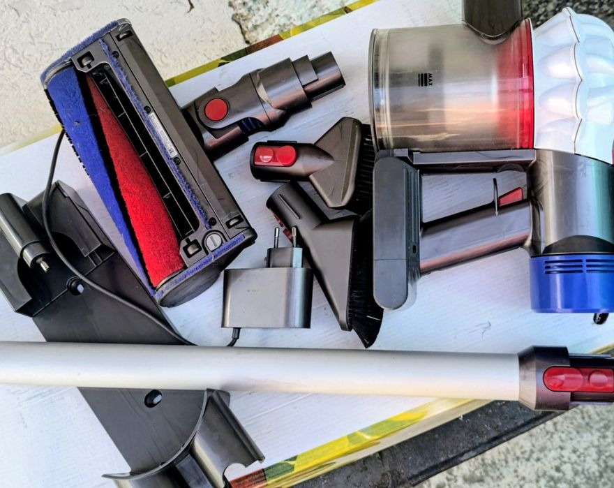 Вертикална прахосмукачка Dyson V8 Advanced