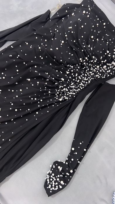 Rochie elegantă lungă neagră cu perle și drapaj