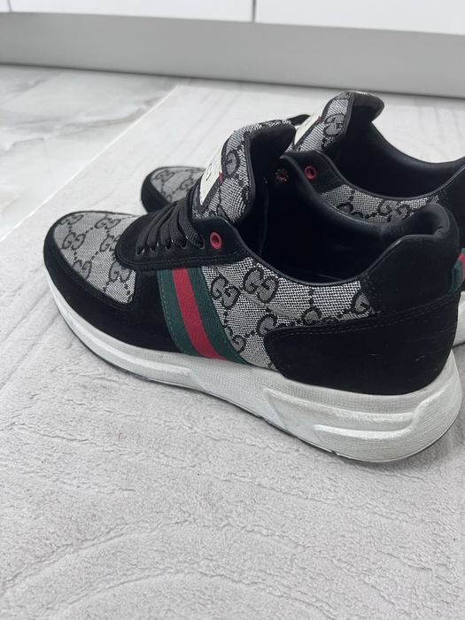 Adidasi gucci.