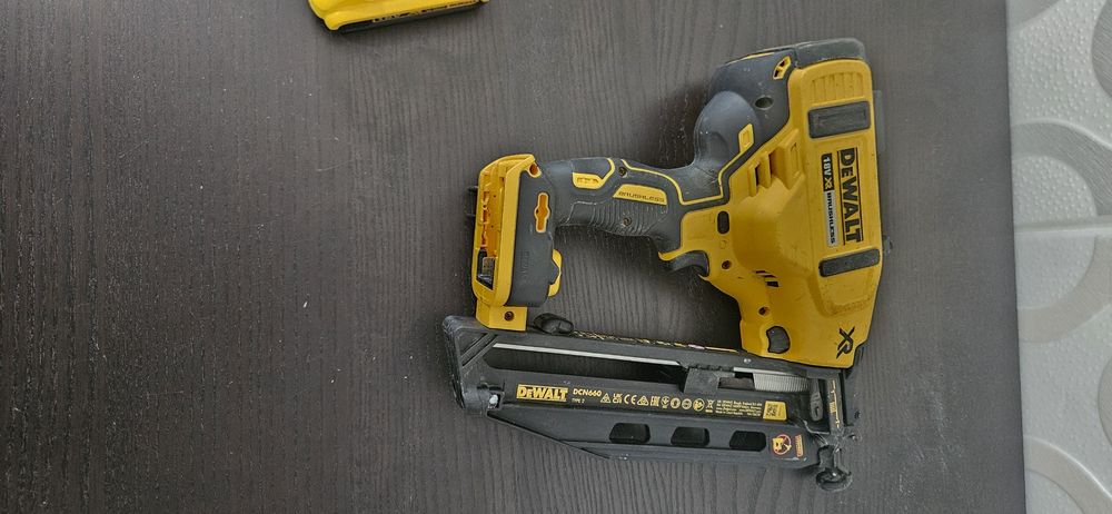 Pistol cuie Dewalt dcn 660