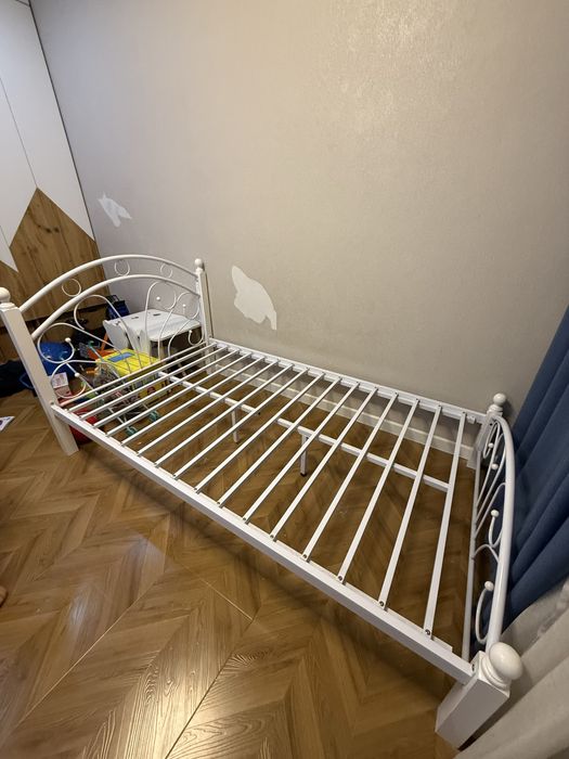 Продам кровать с матрасом