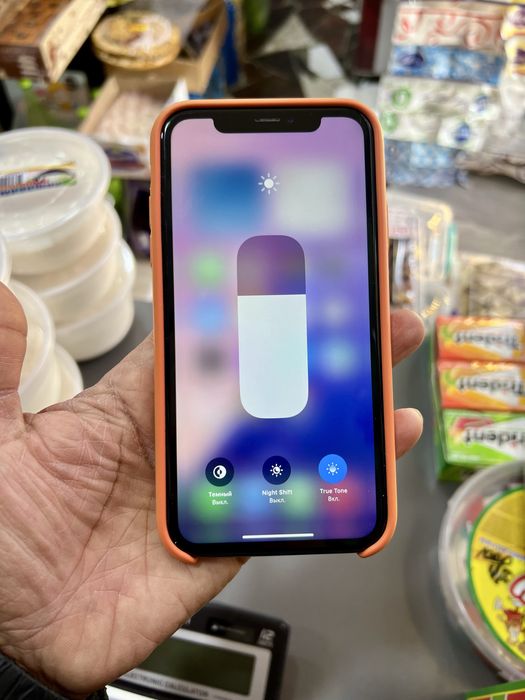 iPhone XR 64GB телефон в хорошем состоянии.