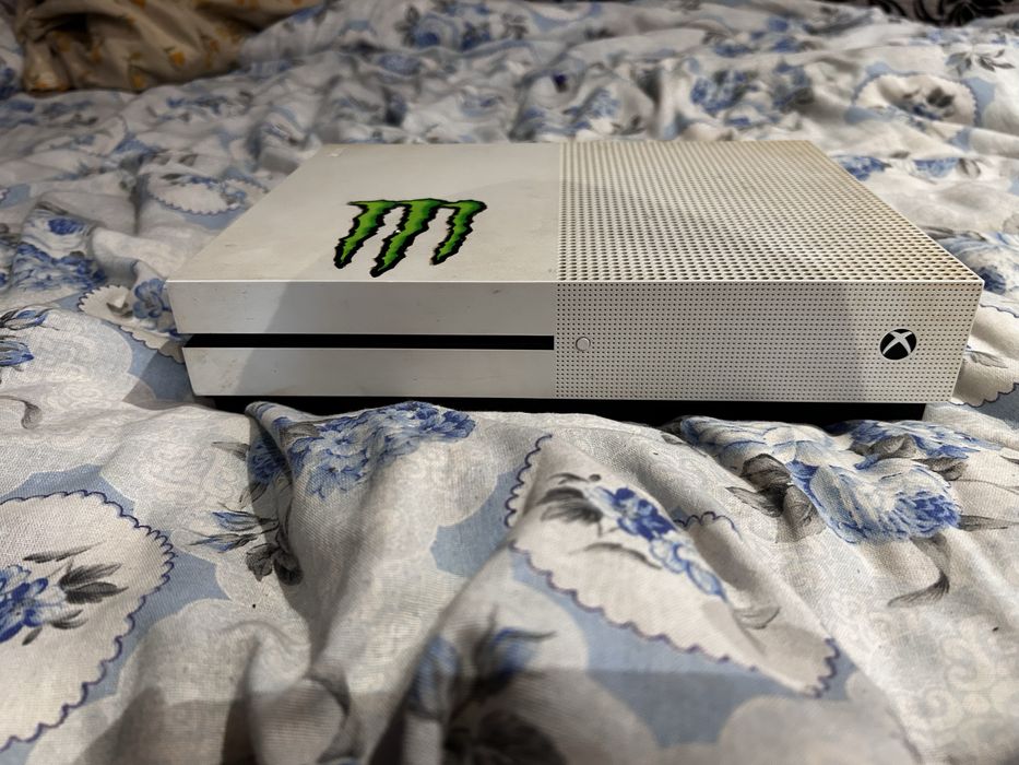 Xbox One S monster edition 1TB – stare foarte bună – perfect funcțional