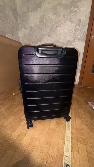 Чемодан черный.