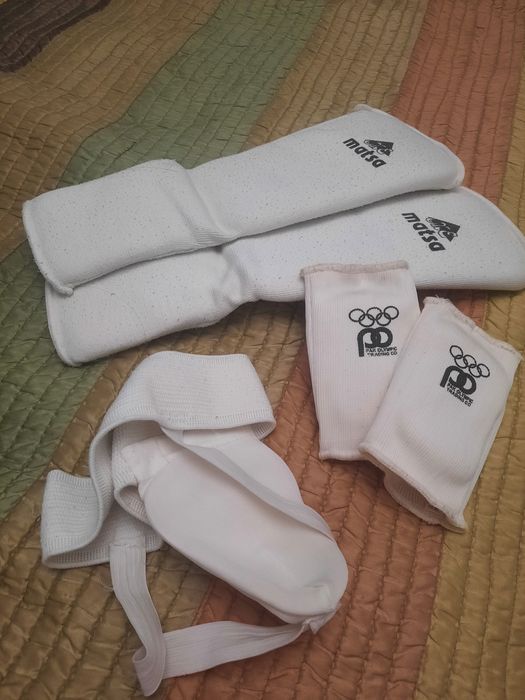 Продам шлем, перчатки, щитки