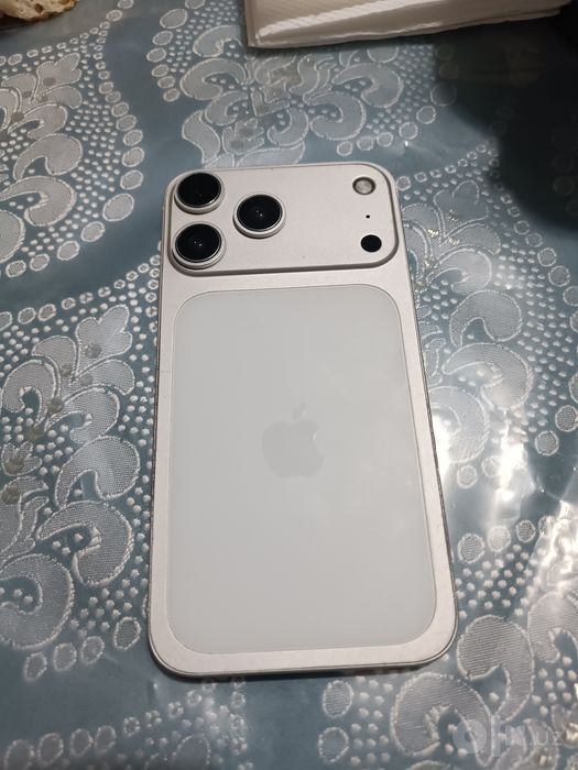 Iphone XR  17 pro korpusda