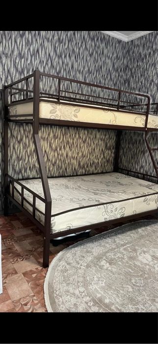 Продам двухярусную кровать м матрасами